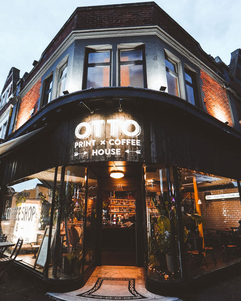 Otto House – Nighttime Entrance Illuminated with Event Lights for a Vibrant Atmosphere